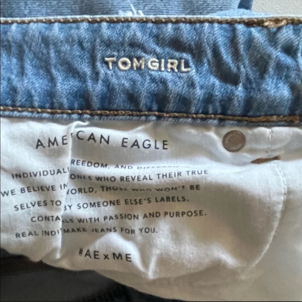 American Eagle ripped destructed Tomgirl jean size 4 - Picture 5 of 8